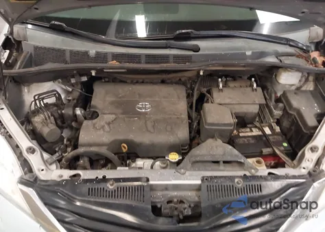 2012 Toyota Sienna Le V6 8 Passenger z USA, uszkodzony, nr VIN 5TDKK3DC9CS230694